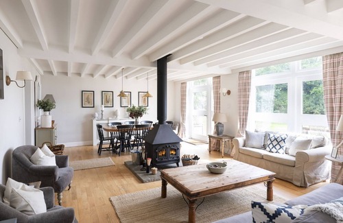 Penicuik Cottage | The Coach House, Pentland Hills - Sleeping 6 Guests in 3 Bedrooms, Dog Friendly