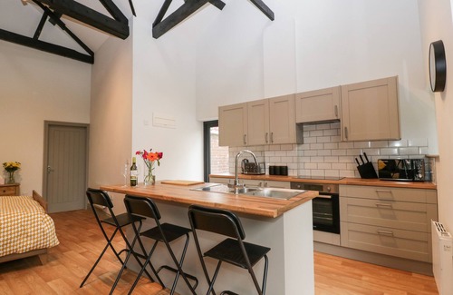 Witchampton Cottage | THE COACH HOUSE, pet friendly, with hot tub in Wimborne Minster