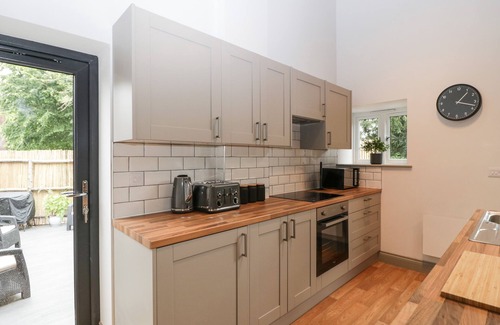 Witchampton Cottage | THE COACH HOUSE, pet friendly, with hot tub in Wimborne Minster