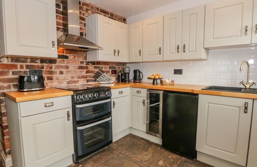 Wrinehill Cottage | THE COACH HOUSE, pet friendly, character holiday cottage in Betley