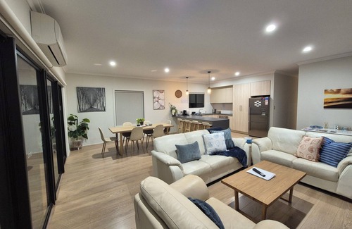 Moonta Bay House | 🎣🦀The Coastal Crab, Moonta Bay. 🐾 Pet friendly holiday accommodation 🐾⛱️🚂🛝