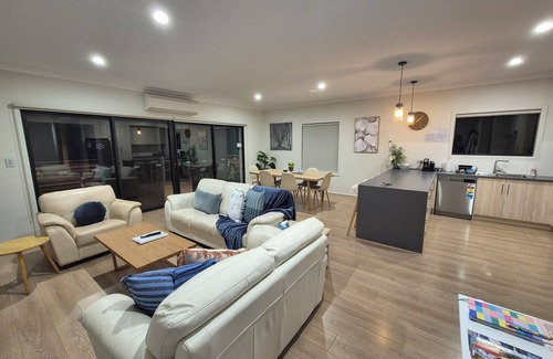 Moonta Bay House | 🎣🦀The Coastal Crab, Moonta Bay. 🐾 Pet friendly holiday accommodation 🐾⛱️🚂🛝