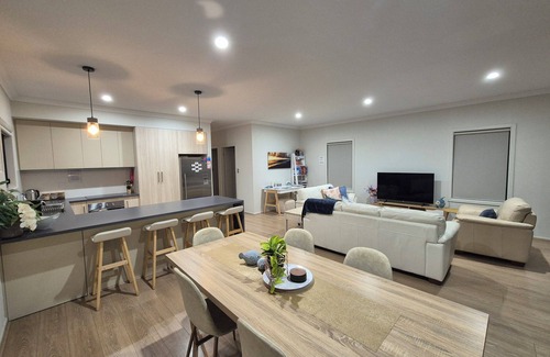 Moonta Bay House | 🎣🦀The Coastal Crab, Moonta Bay. 🐾 Pet friendly holiday accommodation 🐾⛱️🚂🛝