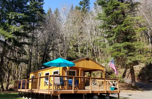Rosburg Cabin | The Coho Cabin is located at the historic fishing town of Pillar Rock.