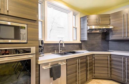 Ahuntsic Apartment | The Color House | Subway | AC | Free Parking | Near a Metro Station