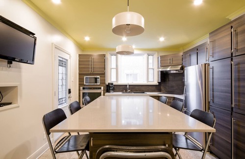 Ahuntsic Apartment | The Color House | Subway | AC | Free Parking | Near a Metro Station