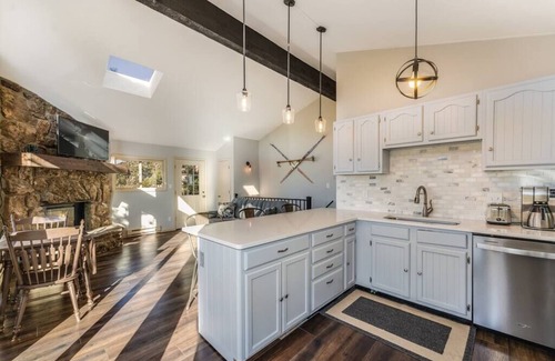 Bailey Cabin | The Colorado Cabin | Hot tub & Sleep 6