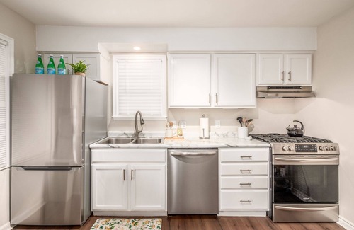 Clintonville House | The Columbus Cape Cod Cottage | 1st Floor Beds!