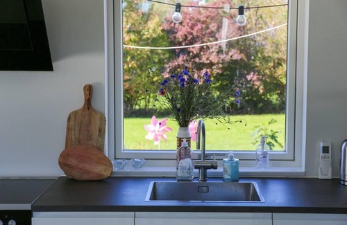 Holbaek Cottage | The comfort of this cottage merges with nature