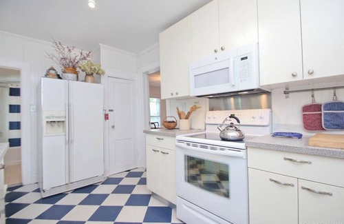 Melrose House | The Congamond Cottages: Private Lakefront Cottage