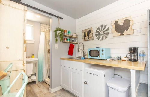 Johnson City House | The Container Retreat @ 290 Wine Trail #7