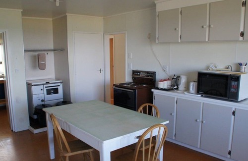 Glenburn House | The Cookhouse is a large group accommodation that has a gorgeous outlook to sea.