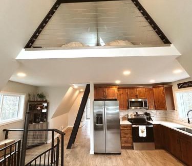 Flat Rock House | The Coop NEW A-frame Hot Tub, Fire Pit, Loft