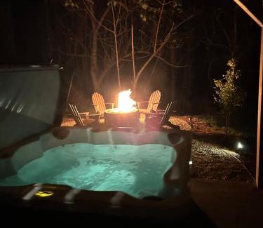 Flat Rock House | The Coop NEW A-frame Hot Tub, Fire Pit, Loft