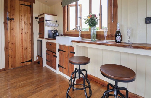 Sugnall Cottage | THE COOP, pet friendly, with hot tub in Woore