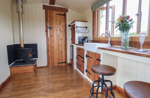 Sugnall Cottage | THE COOP, pet friendly, with hot tub in Woore
