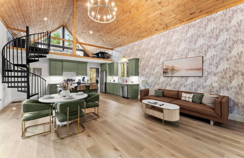 Cleveland Cabin | The Cooper Cabin - Luxury Mountain Cabin - Pickleball - Hot Tub - King Beds - < 30 Minutes to Helen