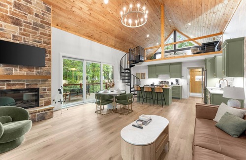 Cleveland Cabin | The Cooper Cabin - Luxury Mountain Cabin - Pickleball - Hot Tub - King Beds - < 30 Minutes to Helen