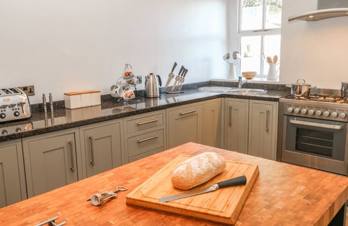 Sowerby Bridge Cottage | THE COTTAGE, BEESTON HALL, pet friendly, with hot tub in Ripponden