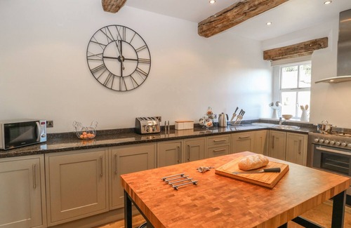 Sowerby Bridge Cottage | THE COTTAGE, BEESTON HALL, pet friendly, with hot tub in Ripponden