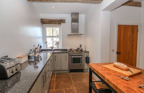 Sowerby Bridge Cottage | THE COTTAGE, BEESTON HALL, pet friendly, with hot tub in Ripponden
