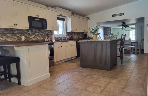 Selkirk House | The Cottage House Pool/Hot Tub/Beach Front Sleeps 4-6