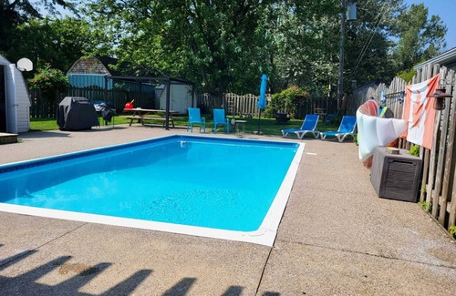 Selkirk House | The Cottage House Pool/Hot Tub/Beach Front Sleeps 4-6