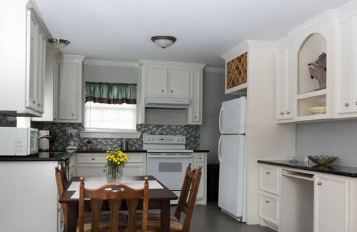 Shady Acres House | The Cottage is centrally located within the 610 N area neighboring