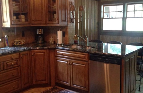 Hickory Cabin | "The Cottage on LaKe Hickory" - 5Acre Point/1100 Water Frontage! NEW LANDSCAPED