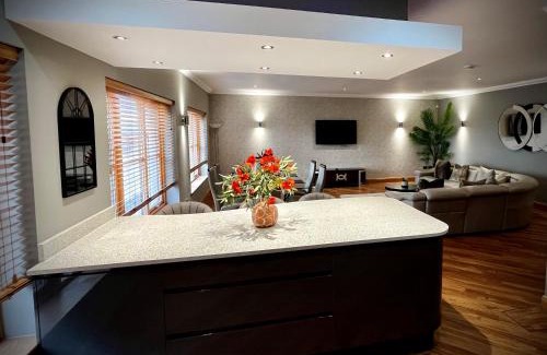 Bathgate Apartment | The Cottage @ The Vu