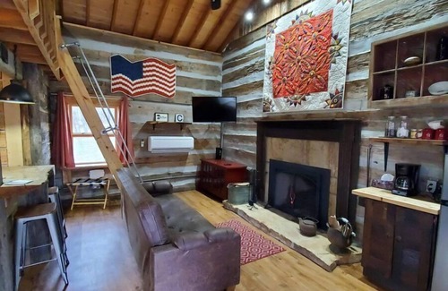 Hardin County Cabin | The Cottonwood cabin by Garden of the Gods in the Shawnee National Forest