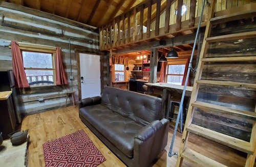 Hardin County Cabin | The Cottonwood cabin by Garden of the Gods in the Shawnee National Forest