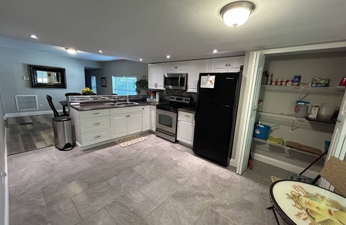 Wildwood House | The Country Porch in Wildwood Florida - A stones throw away from The Villages!