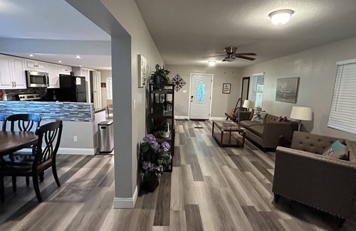 Wildwood House | The Country Porch in Wildwood Florida - A stones throw away from The Villages!