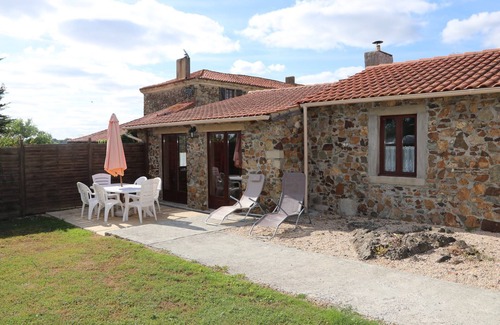 Monsireigne Cottage | The Courtyard Cottage Gite 25kms Parc Puy du Fou