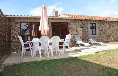 Monsireigne Cottage | The Courtyard Cottage Gite 25kms Parc Puy du Fou