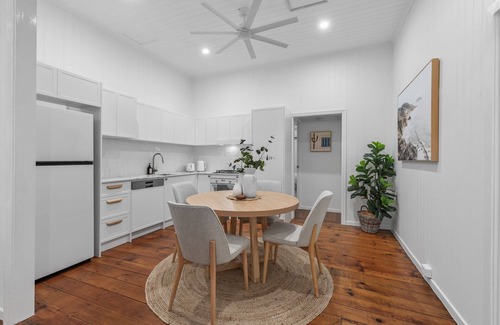 New Farm Apartment | The Courtyard Store! 2Bed/2Bath ~ New Farm