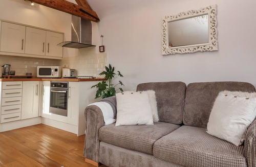 Bridgnorth Cottage | THE COW SHED, pet friendly, with a garden in Bridgnorth