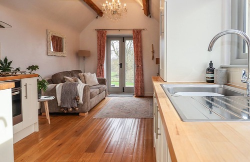 Bridgnorth Cottage | THE COW SHED, pet friendly, with a garden in Bridgnorth