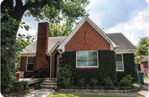 South Central Houston House | The Coyle Cabin - Close to Downtown, Stadiums, U of H, Med Center