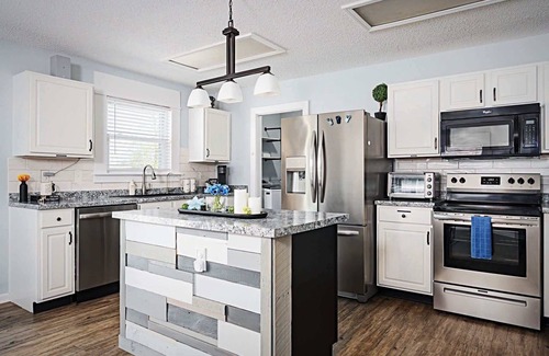 Brownsburg House | The Cozy Charcoal Cottage - w/Garage