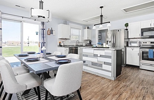 Brownsburg House | The Cozy Charcoal Cottage - w/Garage