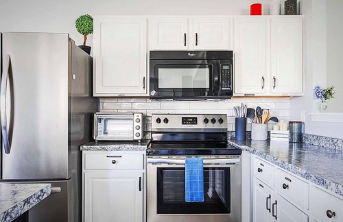 Brownsburg House | The Cozy Charcoal Cottage - w/Garage
