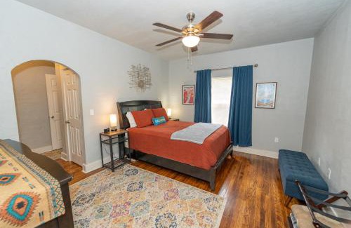 Chickasha House | The Cozy, Fiber Internet, Roku TVs, Washer & Dryer, Near DT Chickasha & Leg Lamp!