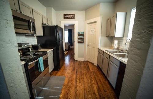 Chickasha House | The Cozy, Fiber Internet, Roku TVs, Washer & Dryer, Near DT Chickasha & Leg Lamp!