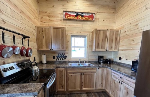 Fountain City Cabin | The “Cozy” Flyway Cabin on the Great River Road!
