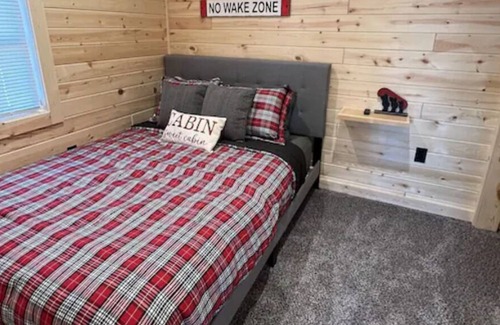 Fountain City Cabin | The “Cozy” Flyway Cabin on the Great River Road!