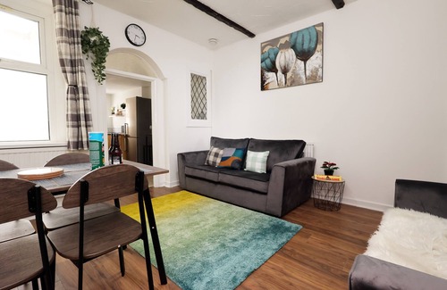 Plasnewydd House | The Cozy Home | 11min Walk to Cardiff Central | Linen + Parking Provided |