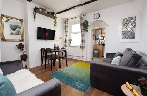 Plasnewydd House | The Cozy Home | 11min Walk to Cardiff Central | Linen + Parking Provided |