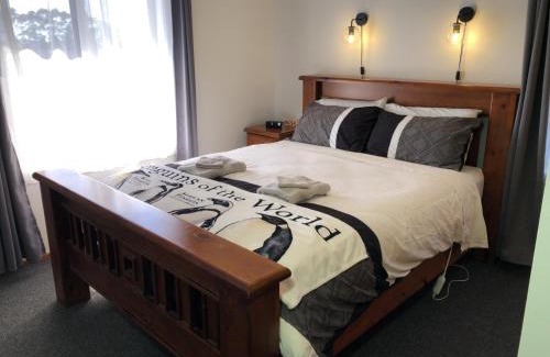 Shorewell Park House | The Cozy Penguin with Sea Views
